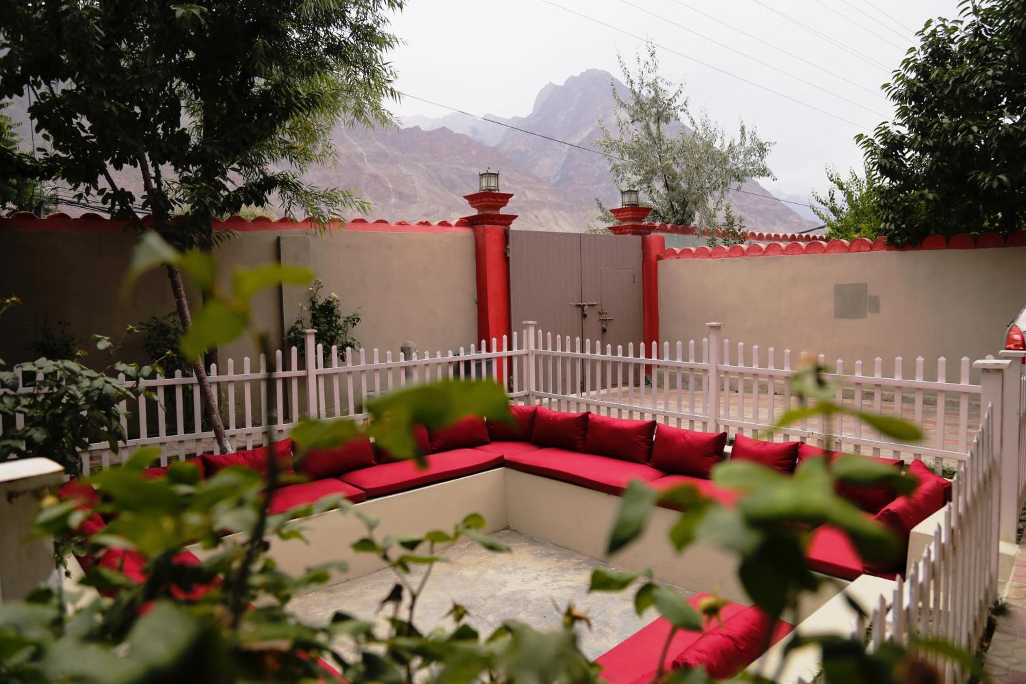 Starlit Hotel - Gilgit Exteriör bild